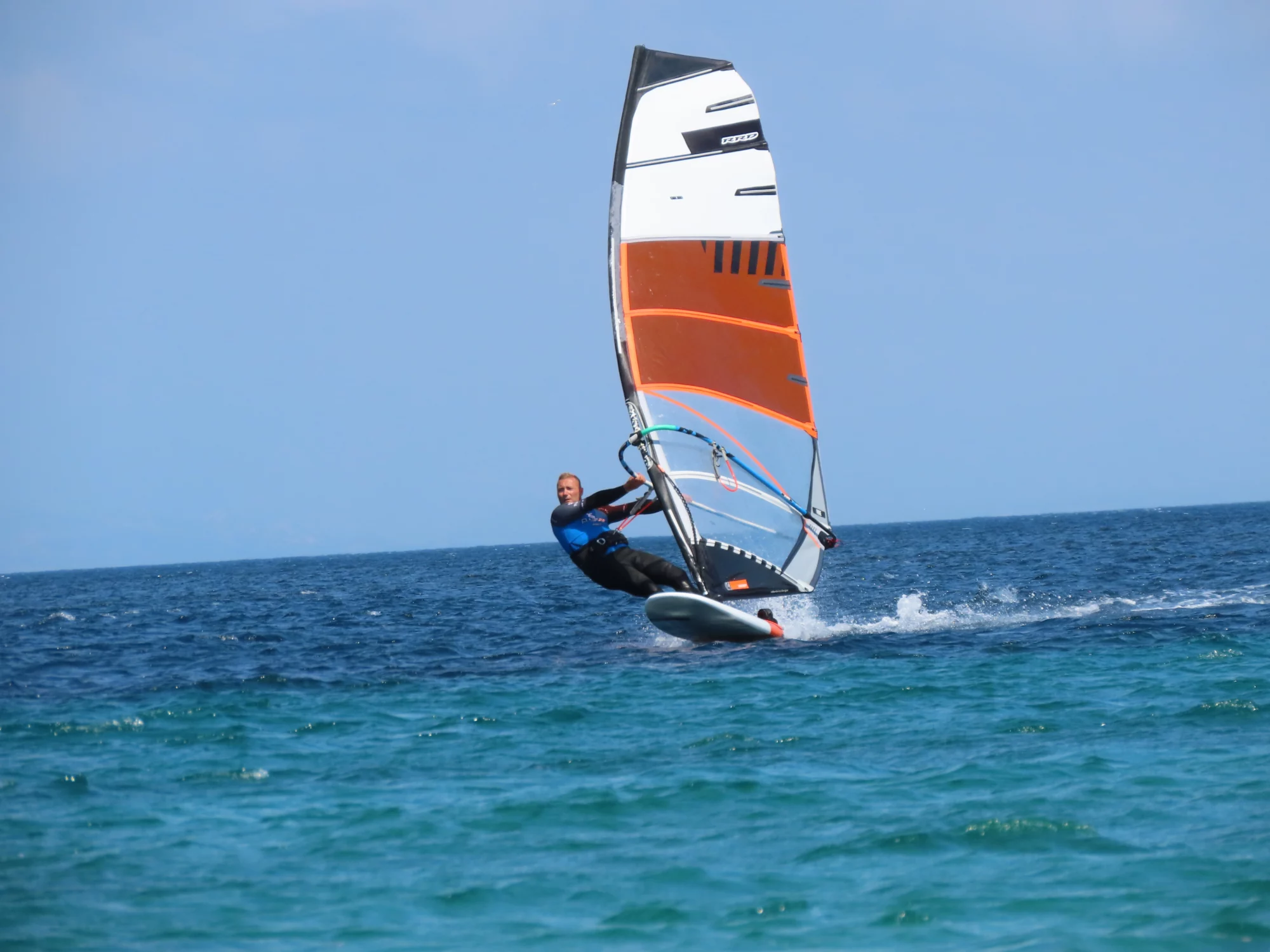 Sardynia-Porto-Pollo-wyjazdy-windsurfingowe_-wingfoilowe_-kitesurfignowe-z-FunSurf-SurfTravel-17