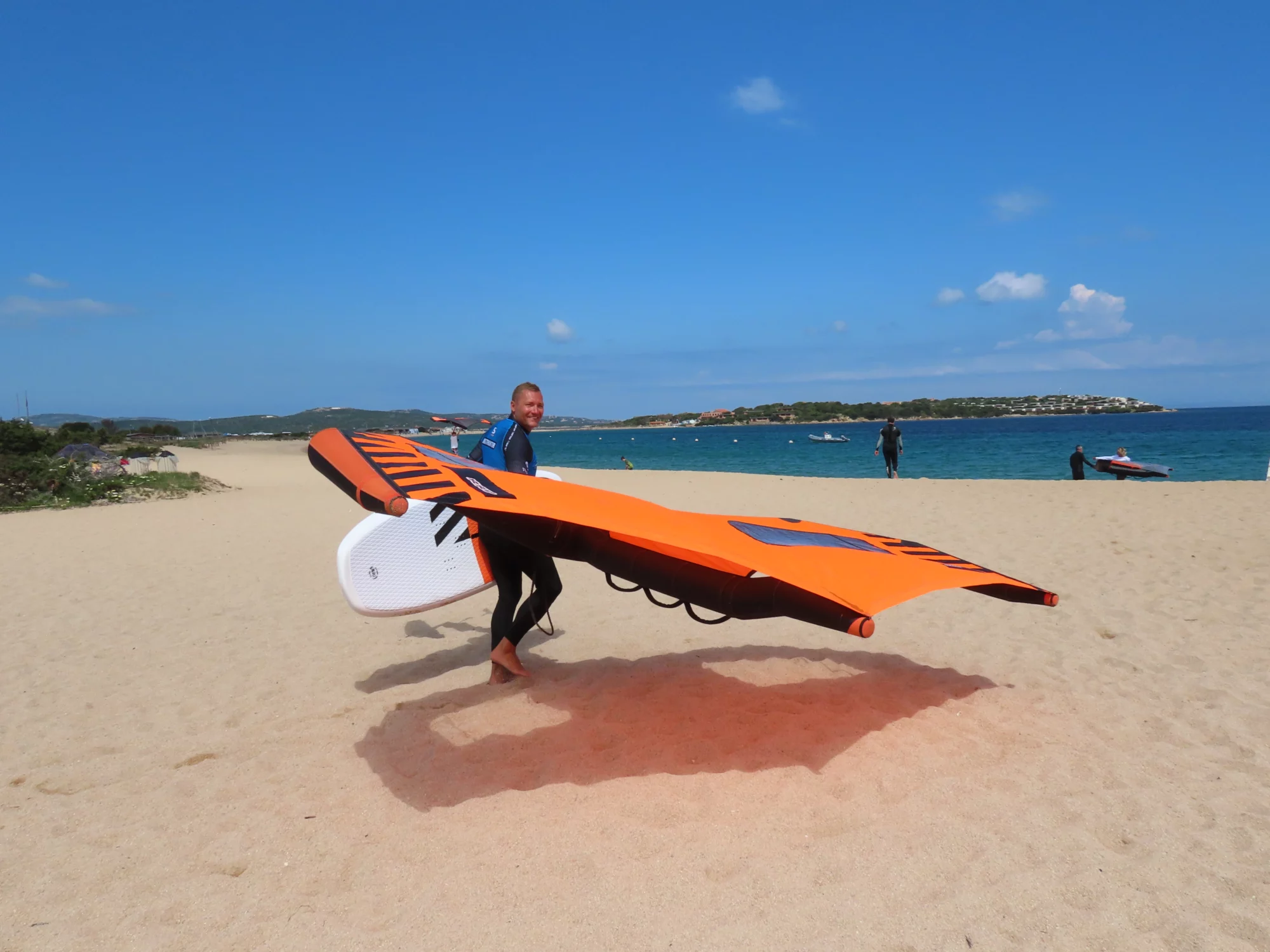Sardynia-Porto-Pollo-wyjazdy-windsurfingowe_-wingfoilowe_-kitesurfignowe-z-FunSurf-SurfTravel-4