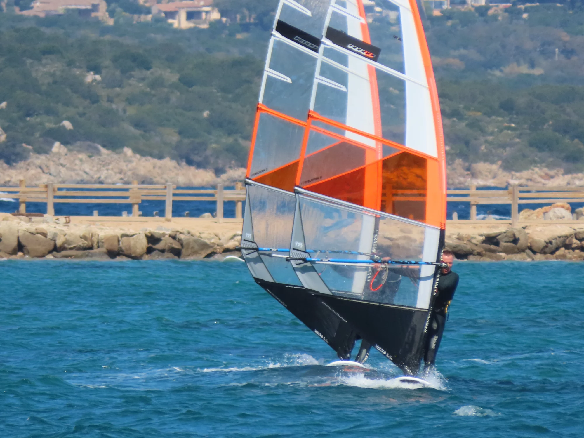 Sardynia-Porto-Pollo-wyjazdy-windsurfingowe_-wingfoilowe_-kitesurfignowe-z-FunSurf-SurfTravel-7