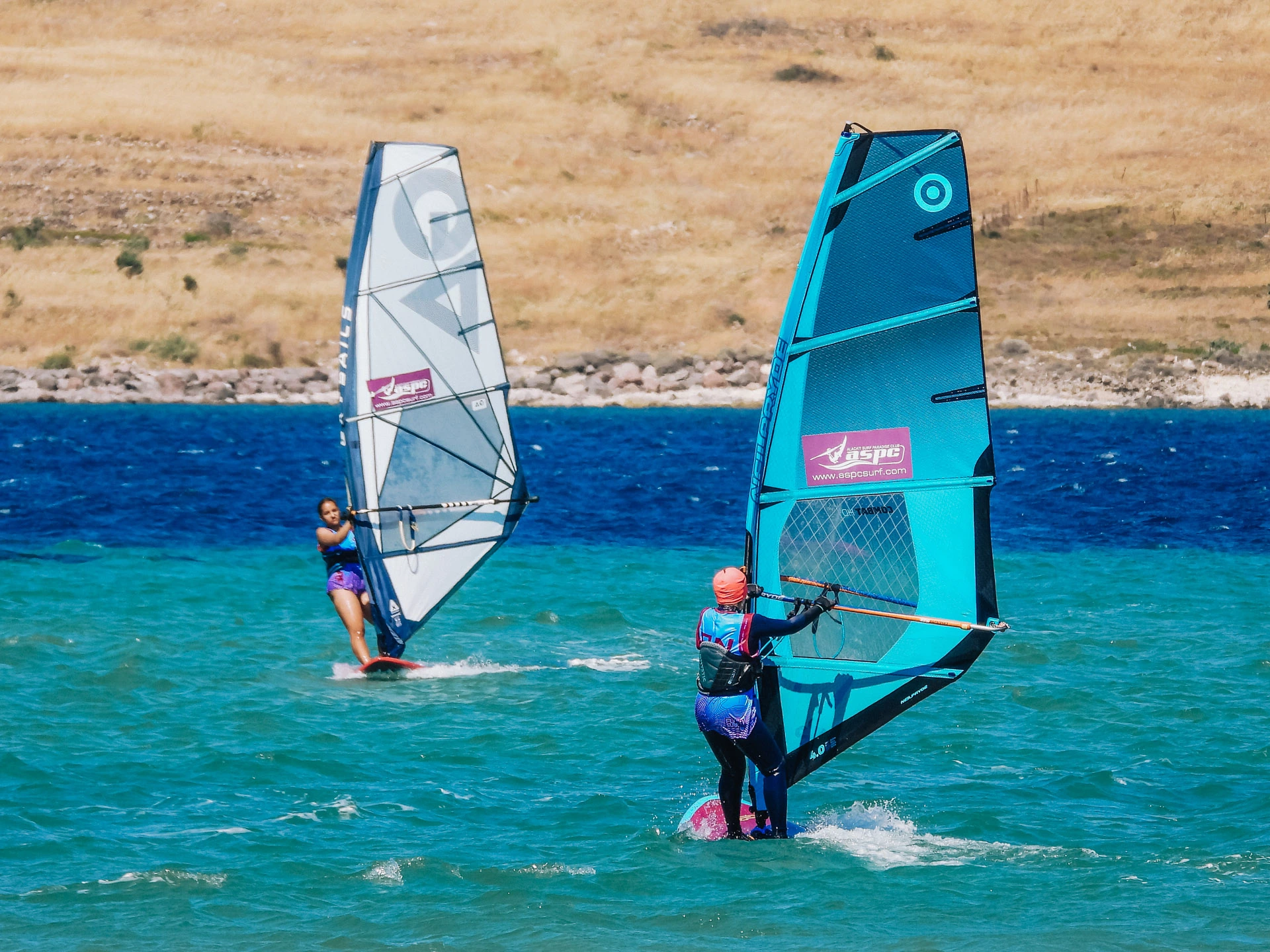 Wyjazdy-na-windsurfing-i-wingfoila-do-Alacati-Turcja-z-FunSurf-1