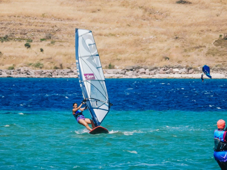Wyjazdy-na-windsurfing-i-wingfoila-do-Alacati-Turcja-z-FunSurf-19