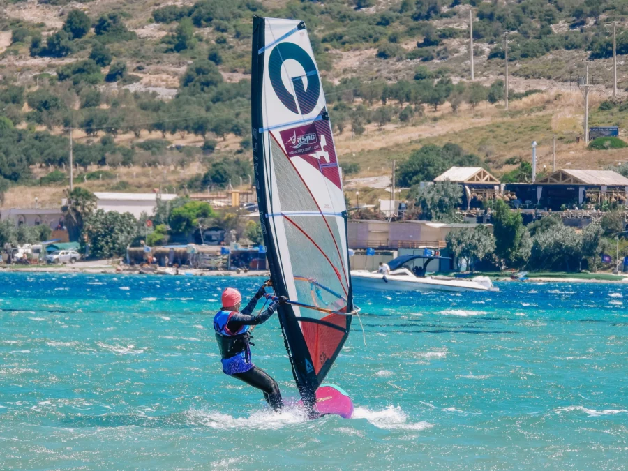 Wyjazdy-na-windsurfing-i-wingfoila-do-Alacati-Turcja-z-FunSurf-25